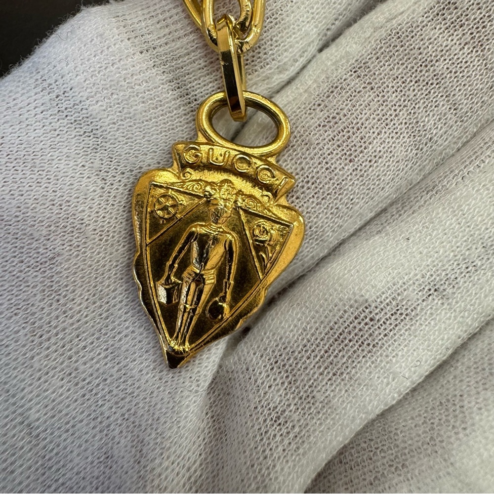 Vintage Gucci Knight Crest Shield Charm Gold Tone Keychain Pendant - Picture 8 of 11